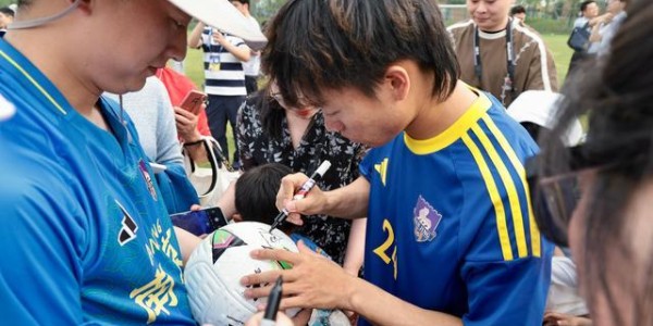 KOK体育-苏超南京队举行公开训练：吸引近百名市民围观，还和小学生来了一场热身赛