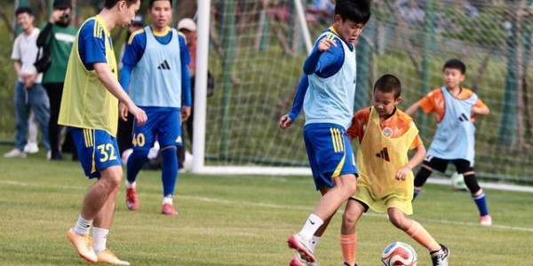 KOK体育-苏超南京队举行公开训练：吸引近百名市民围观，还和小学生来了一场热身赛